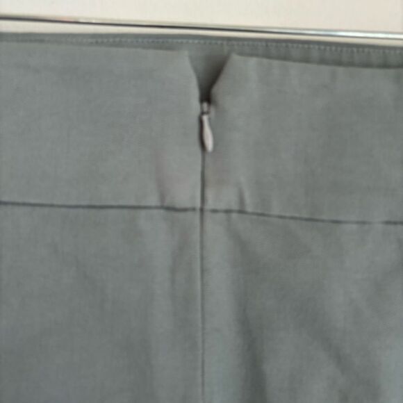 Banana Republic Women’s gray pencil straight stretch skirt size 6P - NWOT! - Picture 4 of 9